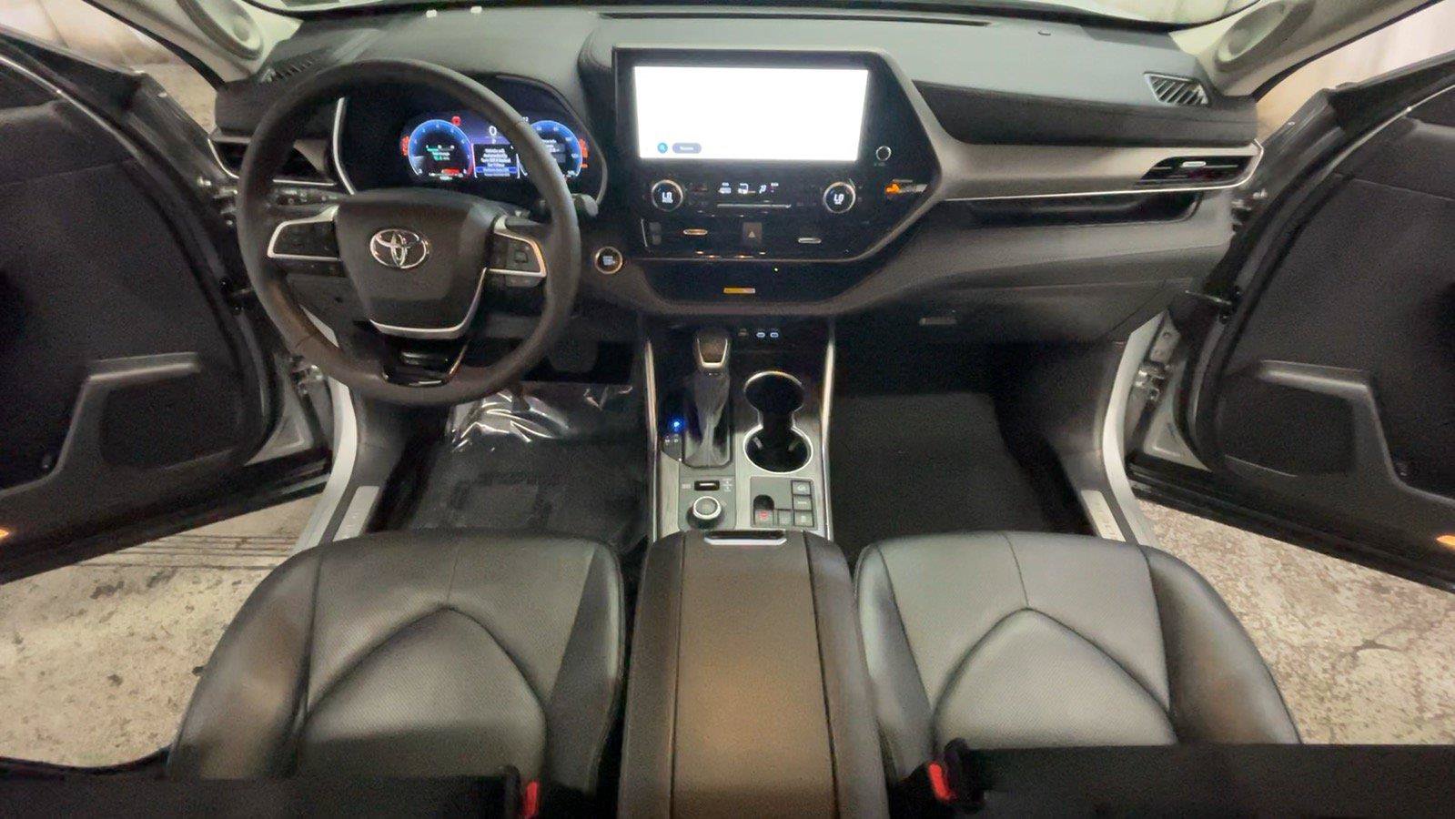Used 2024 Toyota Highlander Limited AWD/4WD image 27