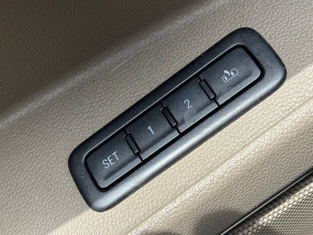 Used 2016 GMC Yukon XL SLT w/ Open Road Package AWD/4WD image 32