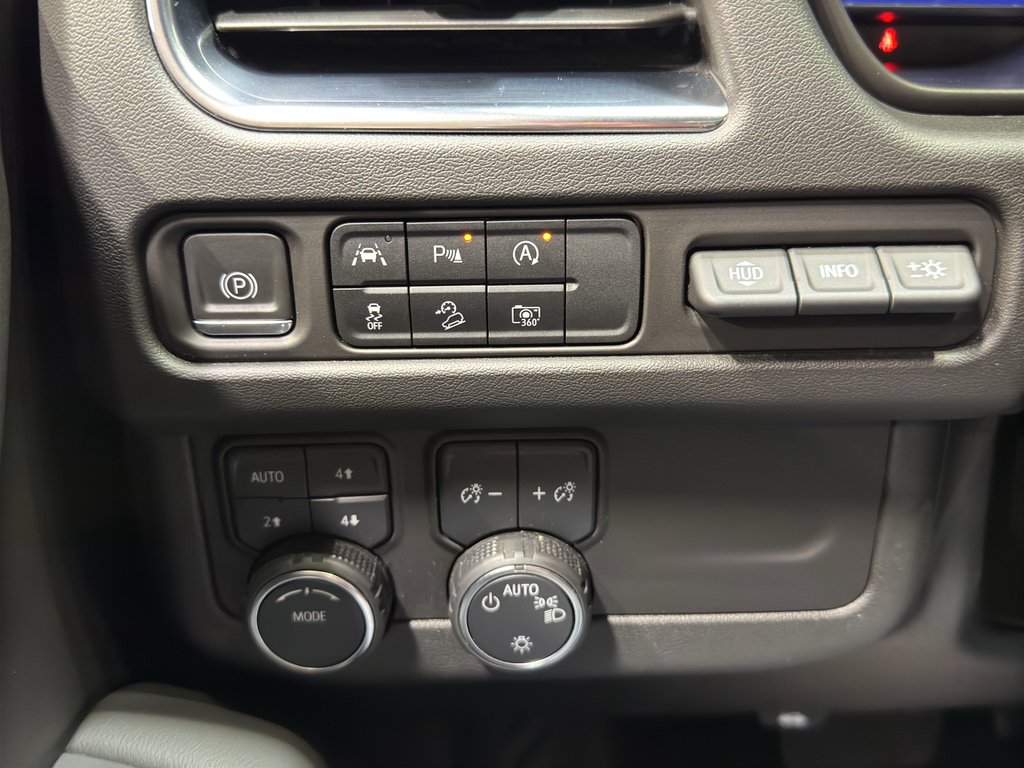 Used 2024 Chevrolet Suburban Premier image 32