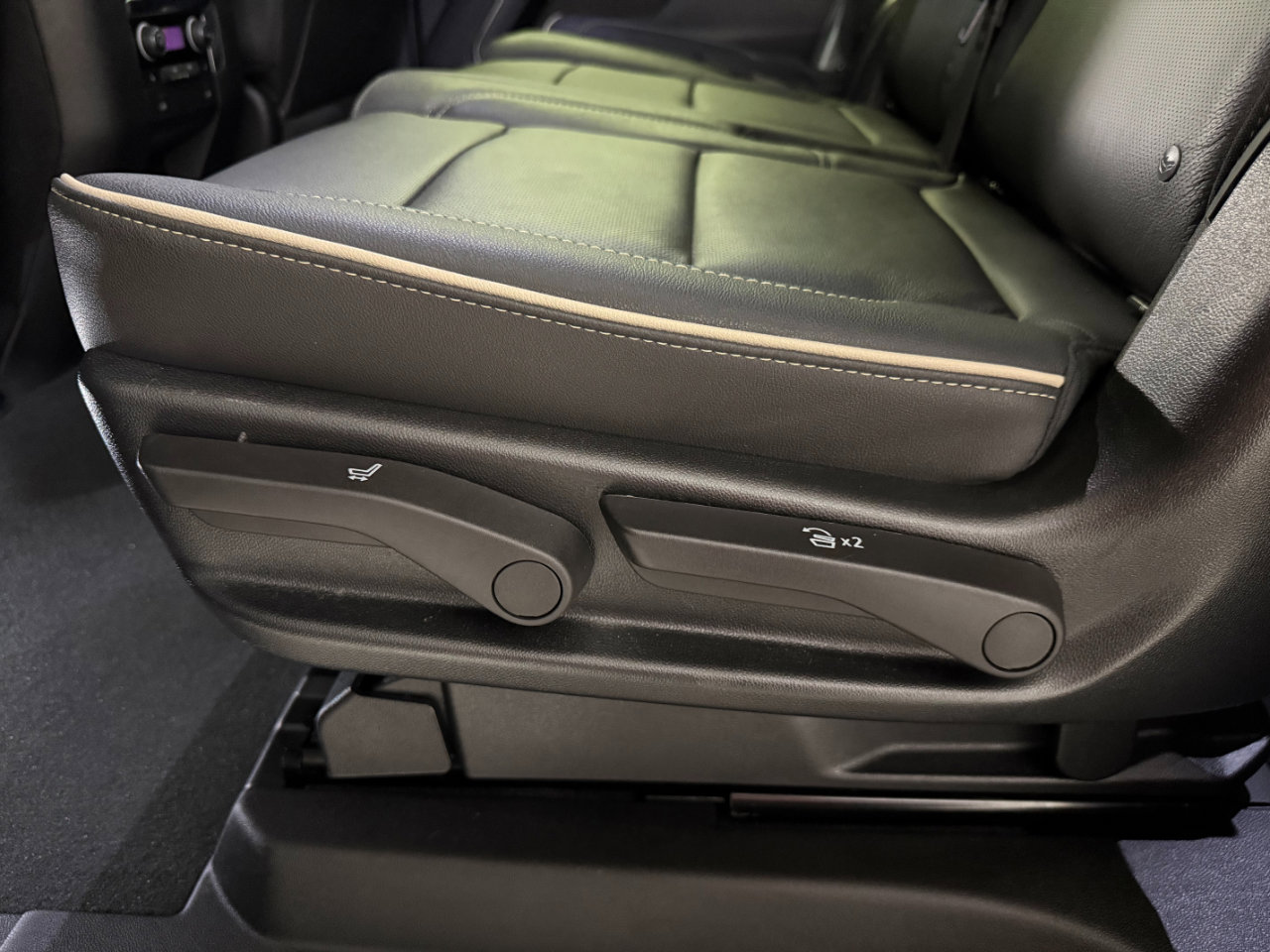 Used 2023 Chevrolet Suburban Premier image 19