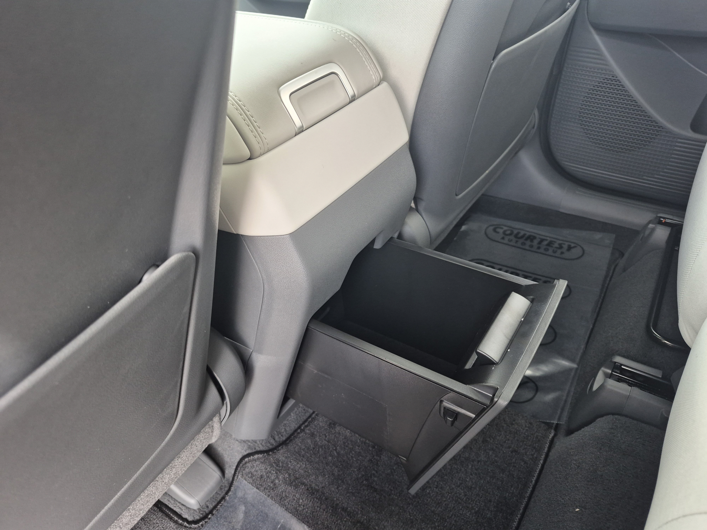 New 2027 Hyundai Santa Fe SE FWD image 16