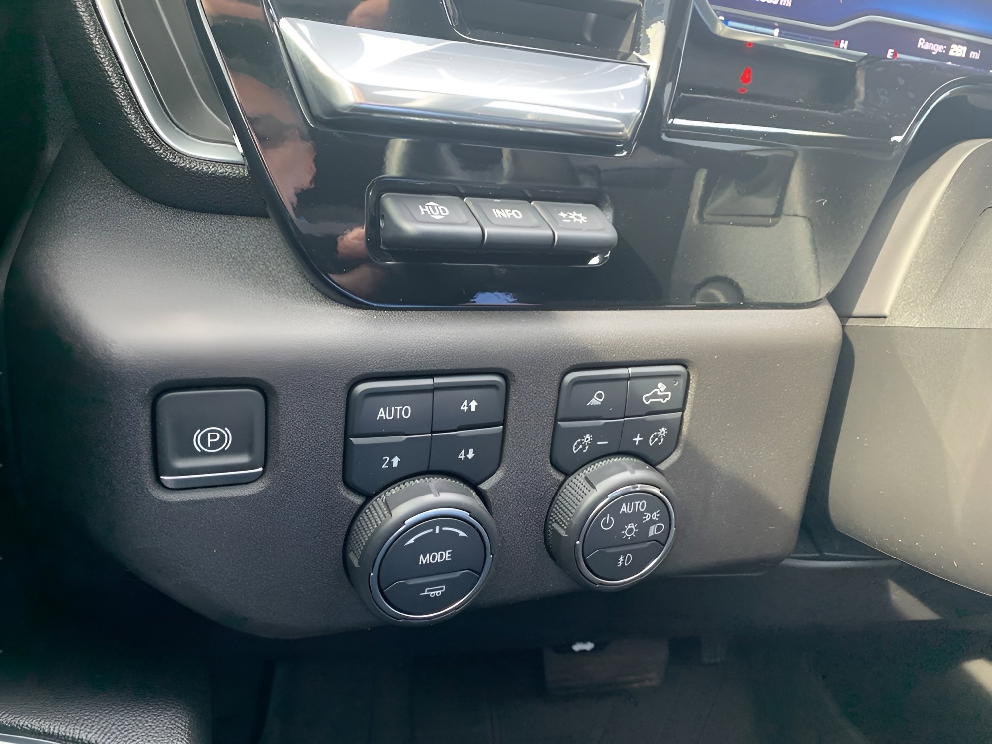 Used 2023 Chevrolet Silverado 1500 High Country w/ High Country Premium Package AWD/4WD image 11