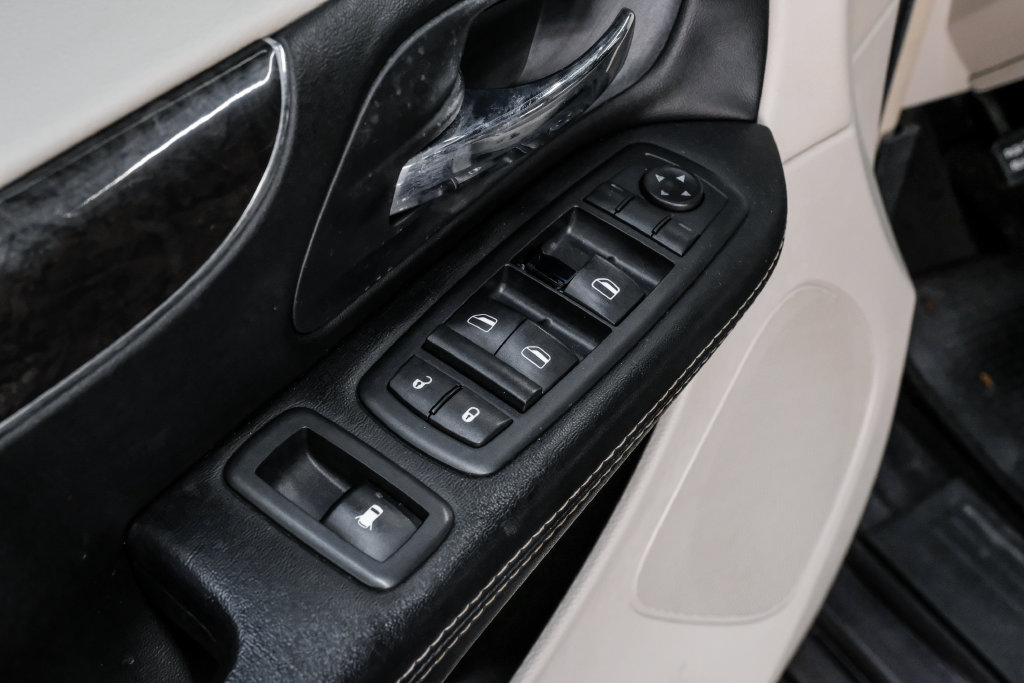 Used 2015 Chrysler Town & Country Touring w/ Driver Convenience Group FWD image 50