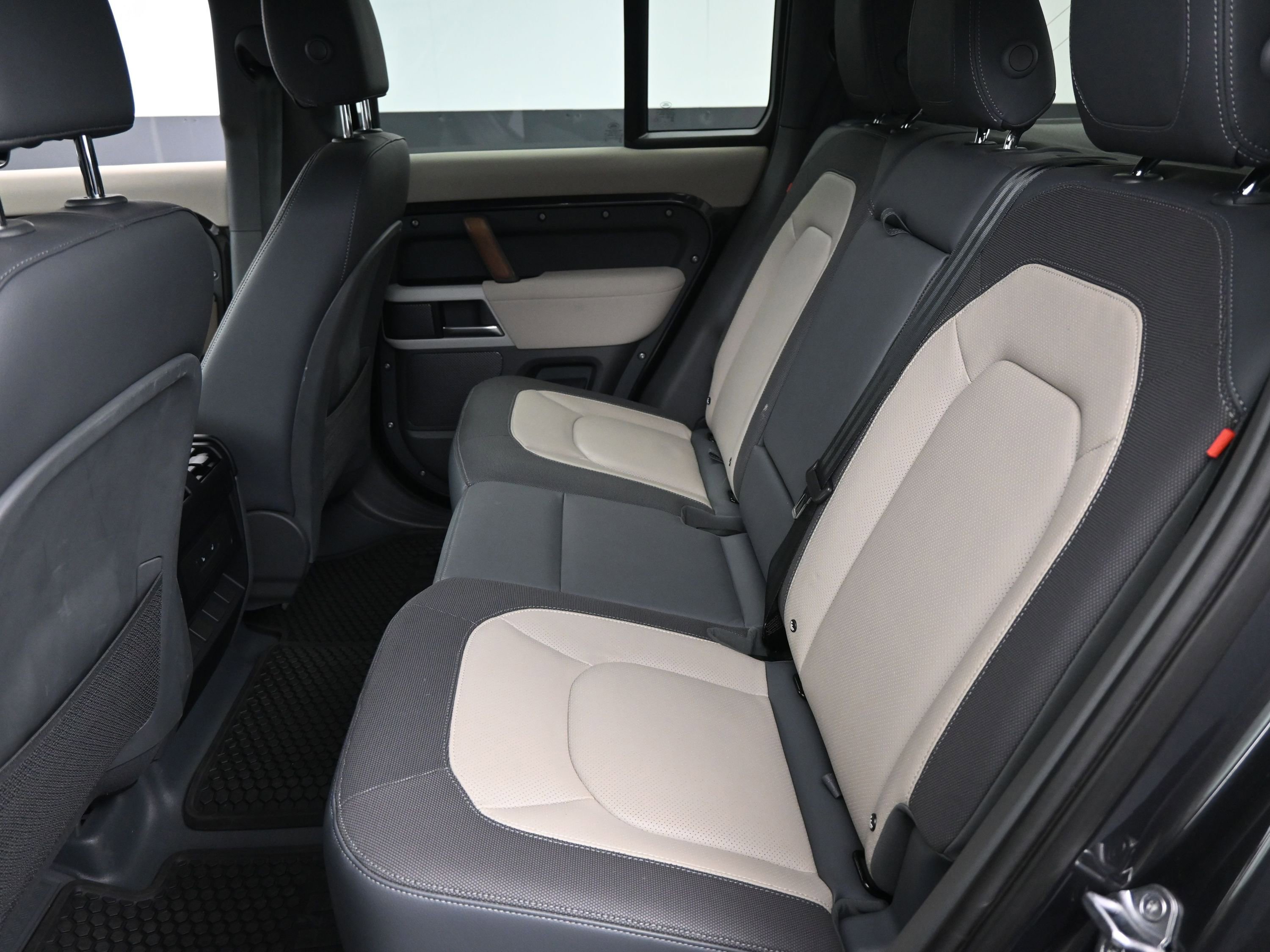 Used 2023 Land Rover Defender 110 X-Dynamic SE image 6