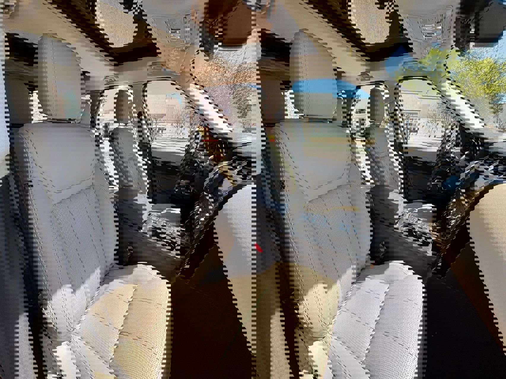 Used 2017 Land Rover Discovery SE image 18