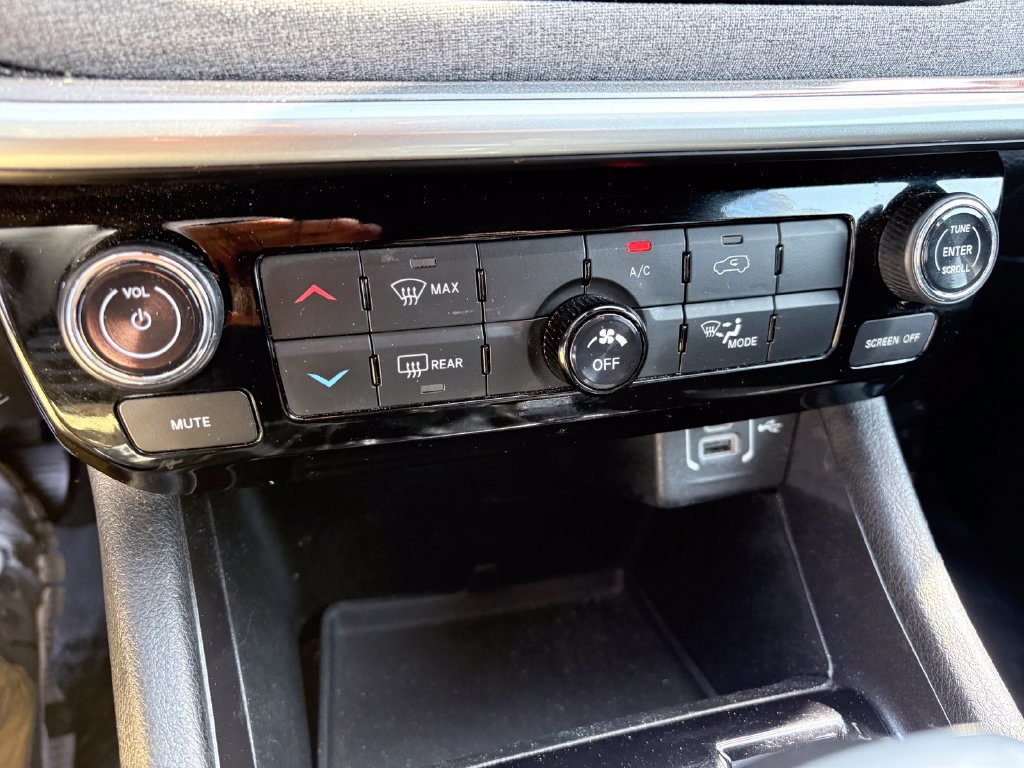 Used 2024 Jeep Compass Latitude AWD/4WD image 19