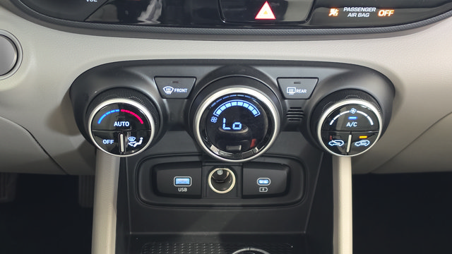 Certified 2025 Hyundai Venue SEL FWD image 18