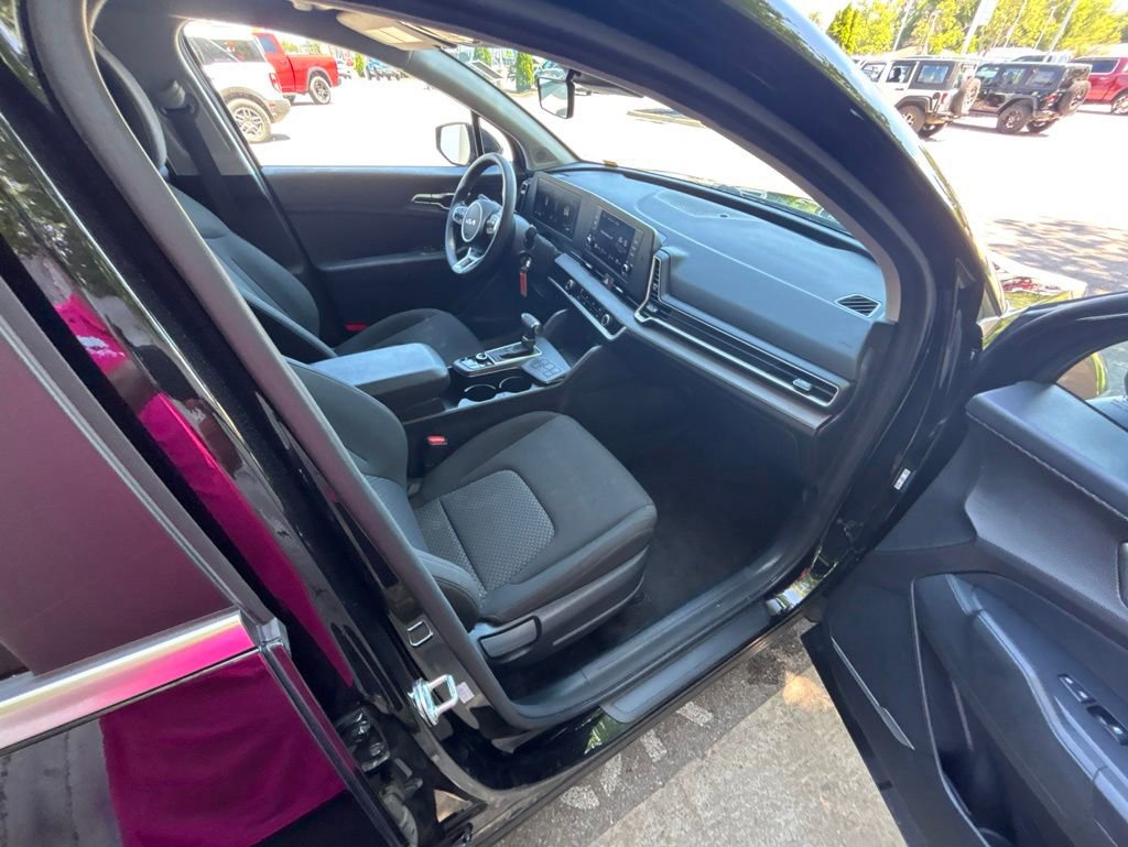 Used 2025 Kia Sportage LX FWD image 35