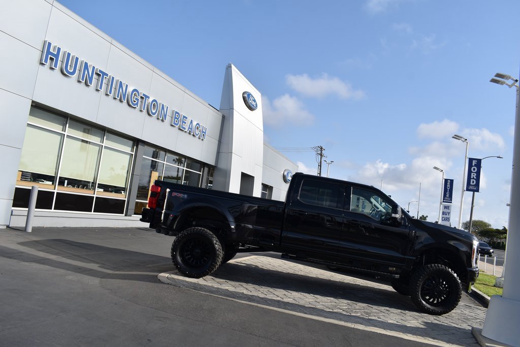 Used 2025 Ford F350 Lariat w/ FX4 Off-Road Package image 3