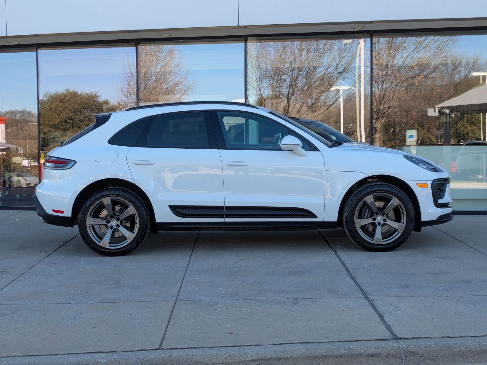 Certified 2025 Porsche Macan image 8