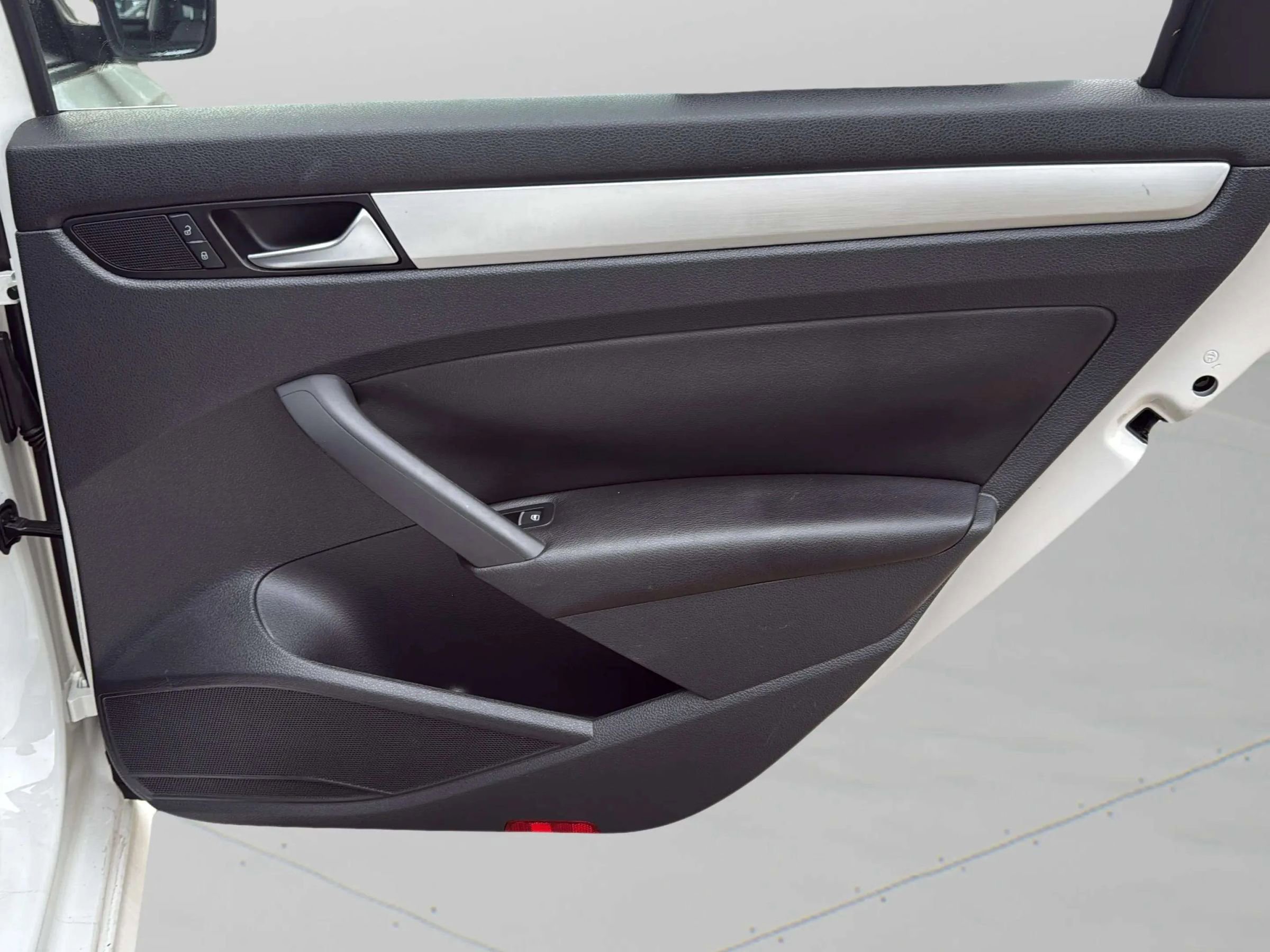 Used 2013 Volkswagen Passat TDI SE image 14