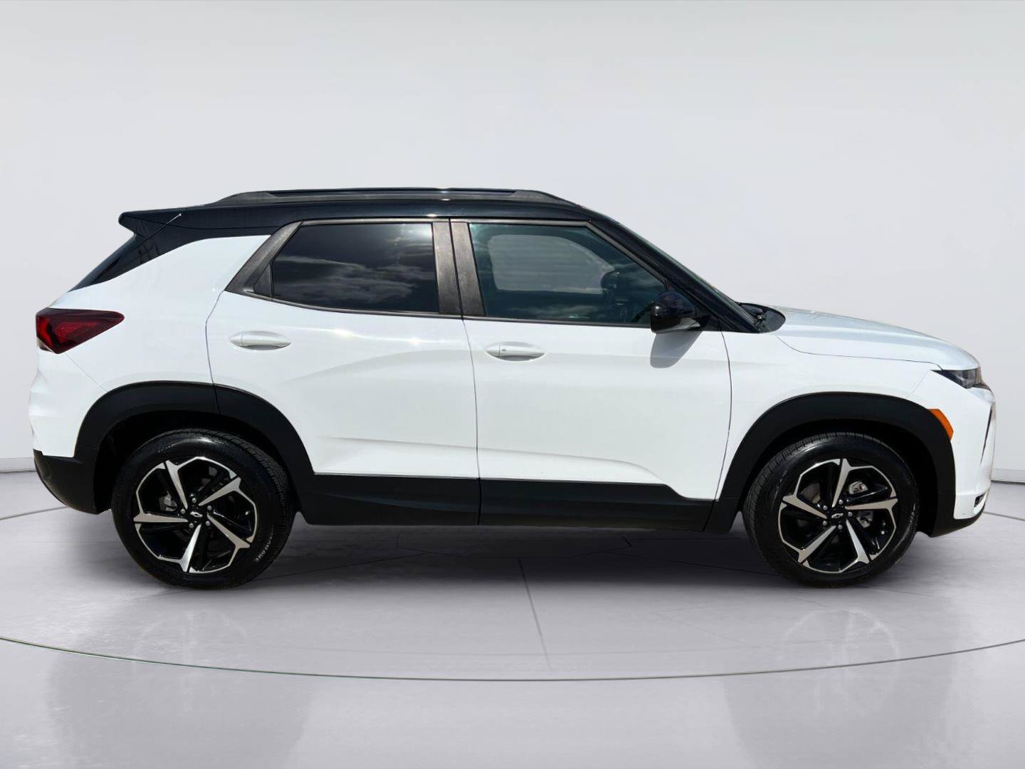 Used 2023 Chevrolet TrailBlazer RS w/ Sun and Liftgate Package FWD image 2