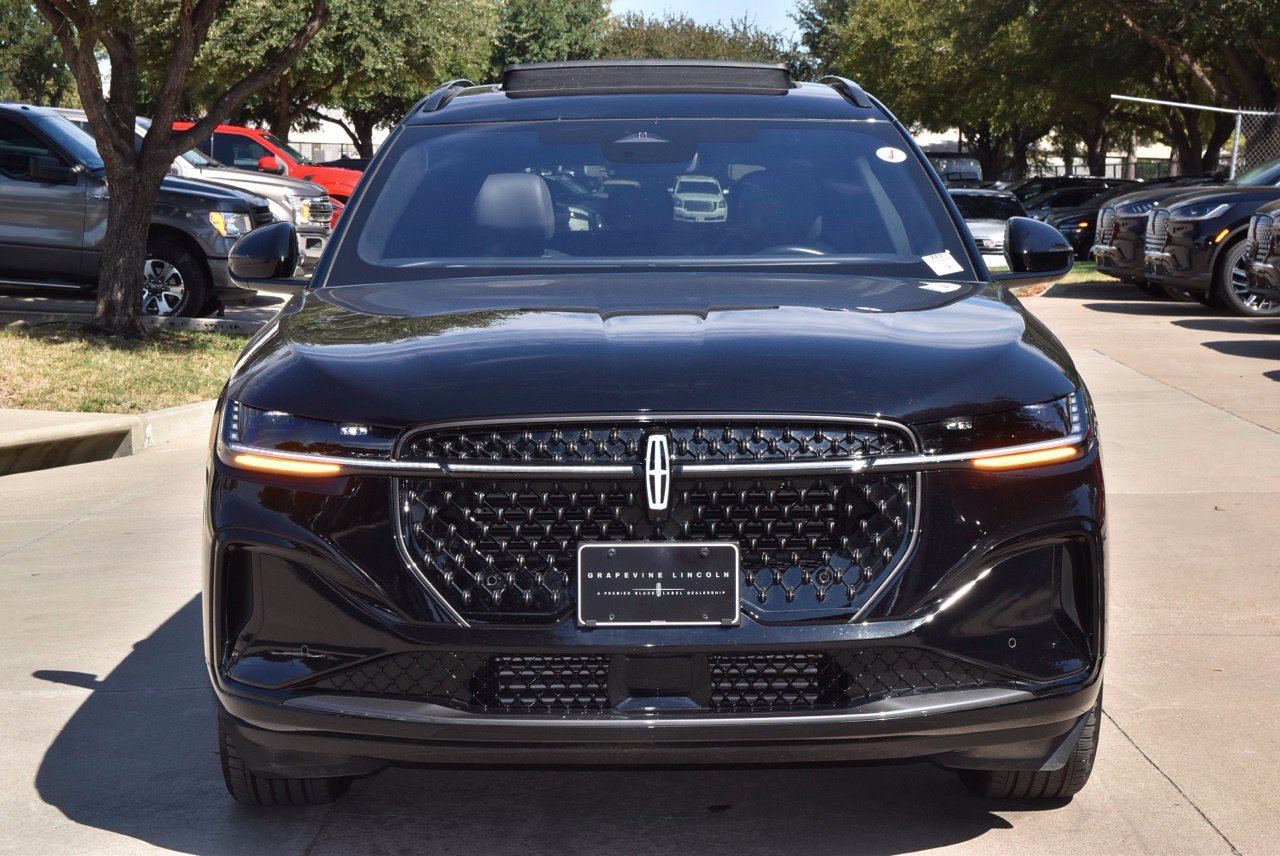 Certified 2025 Lincoln Nautilus Reserve w/ Jet Appearance Package AWD/4WD image 3
