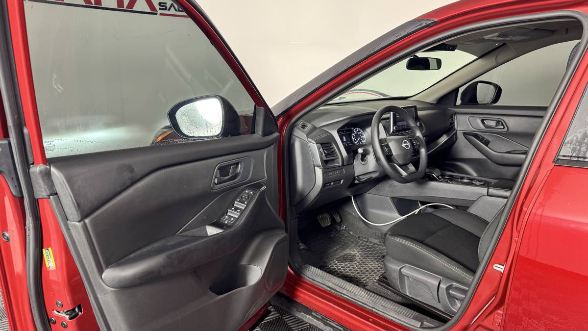 Used 2025 Nissan Rogue S AWD/4WD image 10