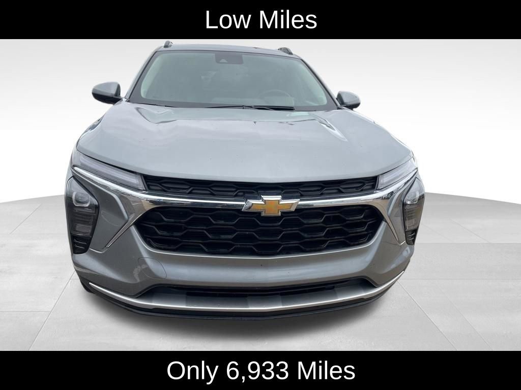Used 2025 Chevrolet Trax LT w/ Driver Confidence Package FWD image 2