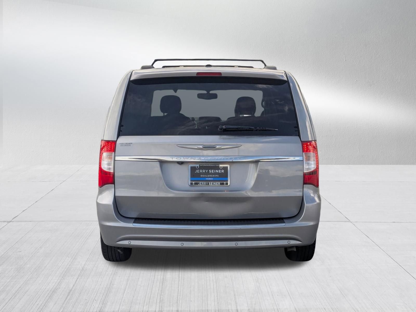 Used 2014 Chrysler Town & Country Touring-L w/ Driver Convenience Group FWD image 4