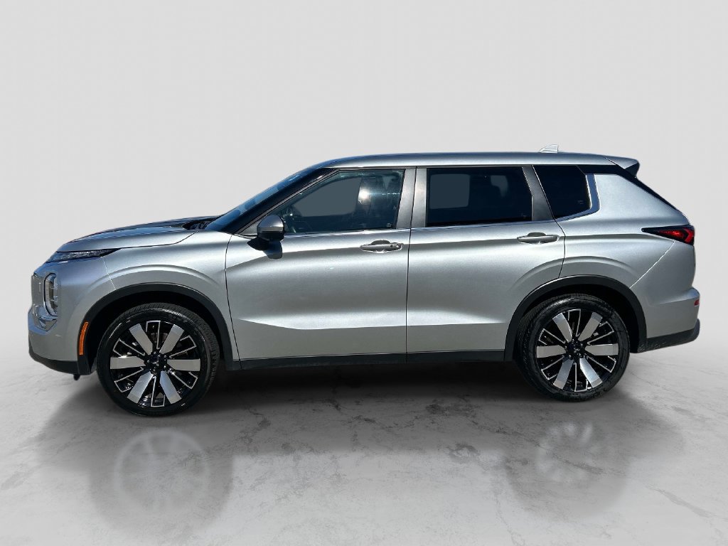 Used 2025 Mitsubishi Outlander SE AWD/4WD image 2