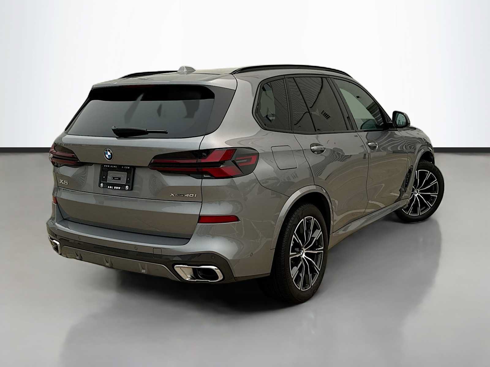Used 2026 BMW X5 xDrive40i w/ M Sport Package AWD/4WD image 3