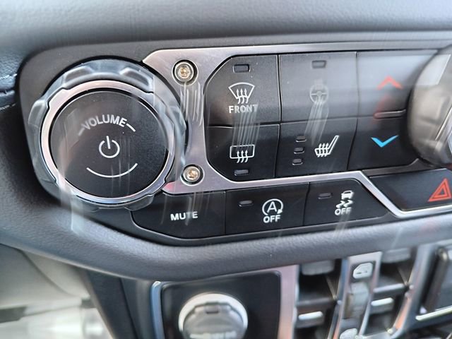 Used 2025 Jeep Wrangler Unlimited Sahara AWD/4WD image 13