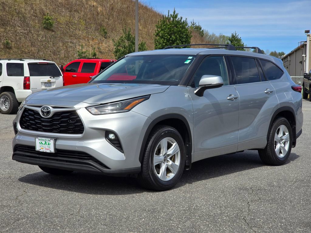 Used 2021 Toyota Highlander LE image 2