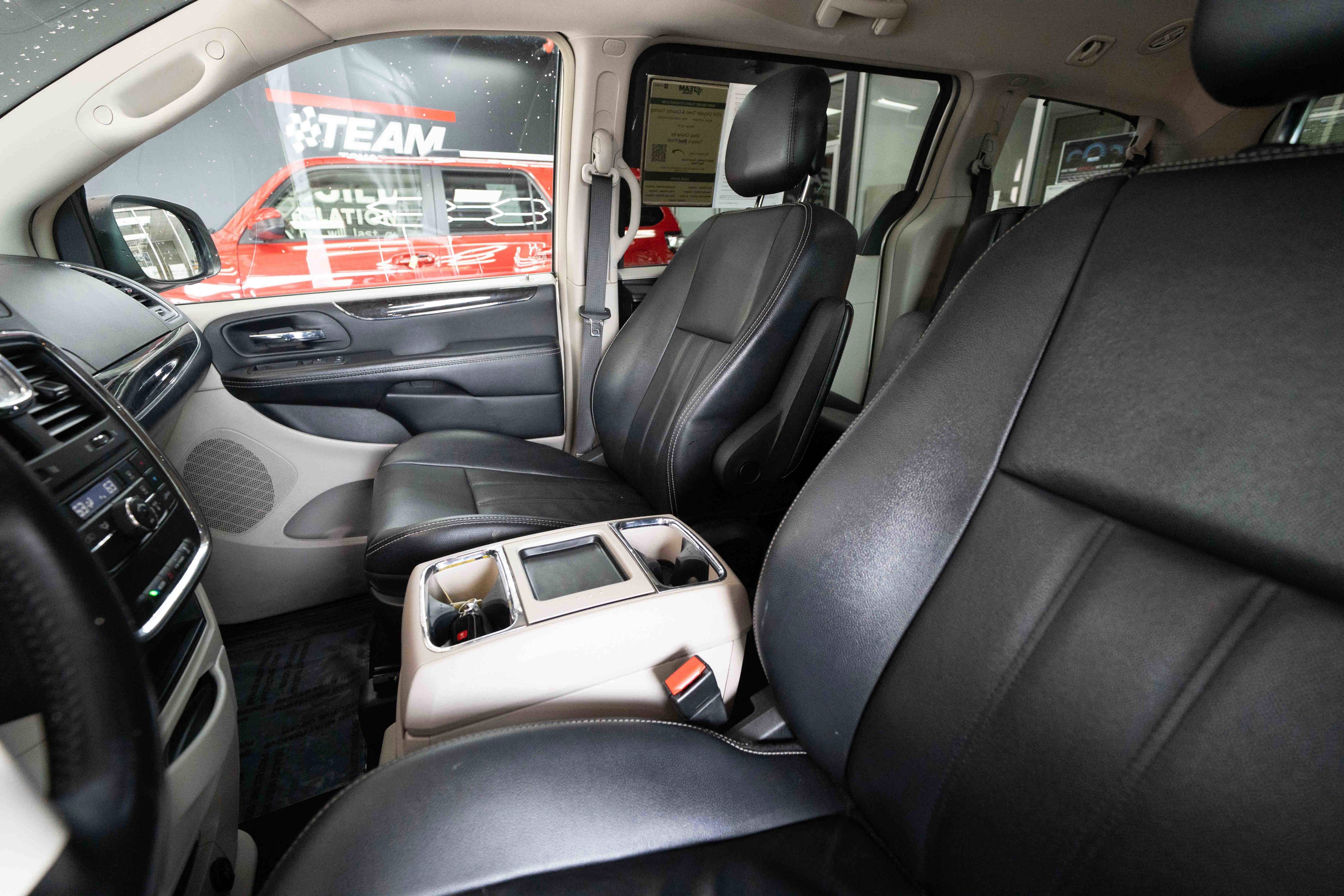 Used 2014 Chrysler Town & Country Touring image 10