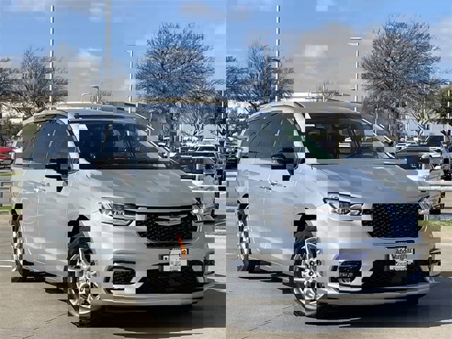 Used 2024 Chrysler Pacifica Touring-L image 2