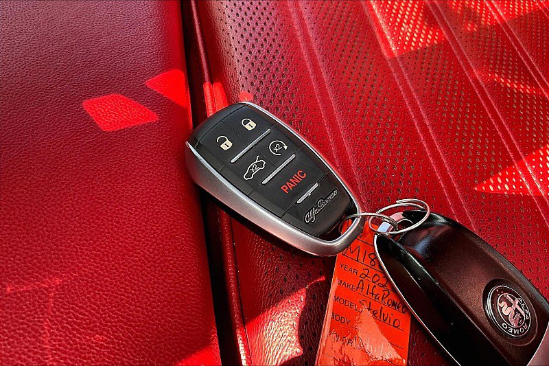 Used 2022 Alfa Romeo Stelvio Veloce AWD/4WD image 8