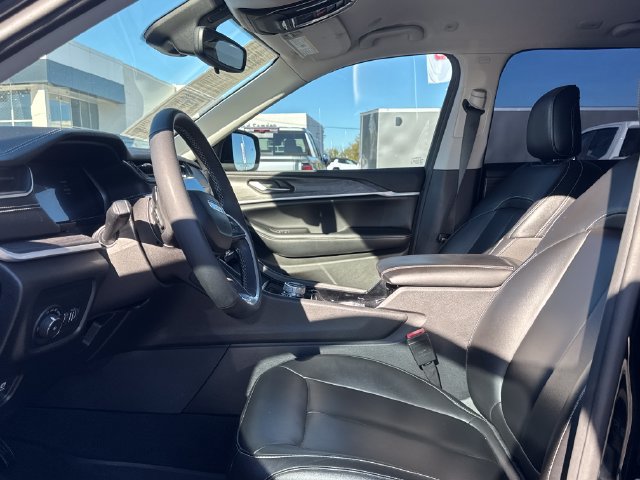 Used 2023 Jeep Grand Cherokee Limited AWD/4WD image 13