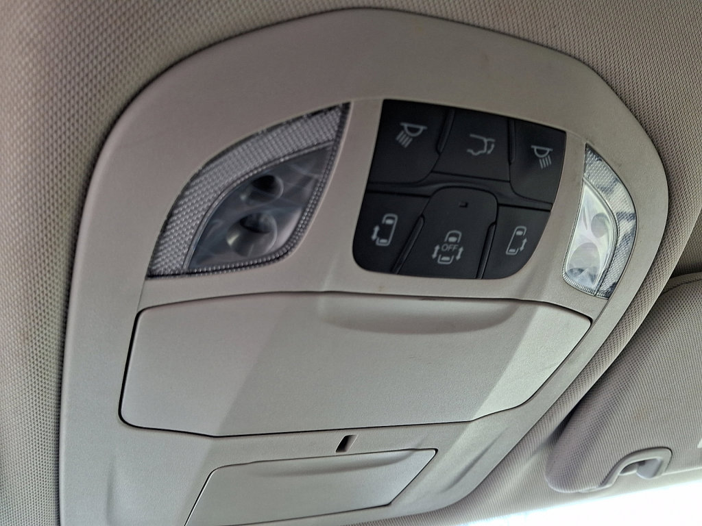 Used 2023 Chrysler Voyager LX image 32