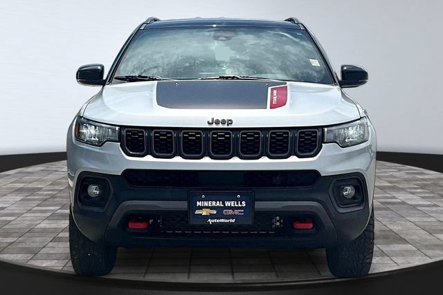 Used 2025 Jeep Compass Trailhawk AWD/4WD image 2