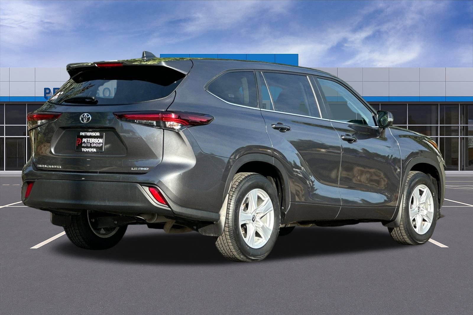 Used 2024 Toyota Highlander LE AWD/4WD image 4