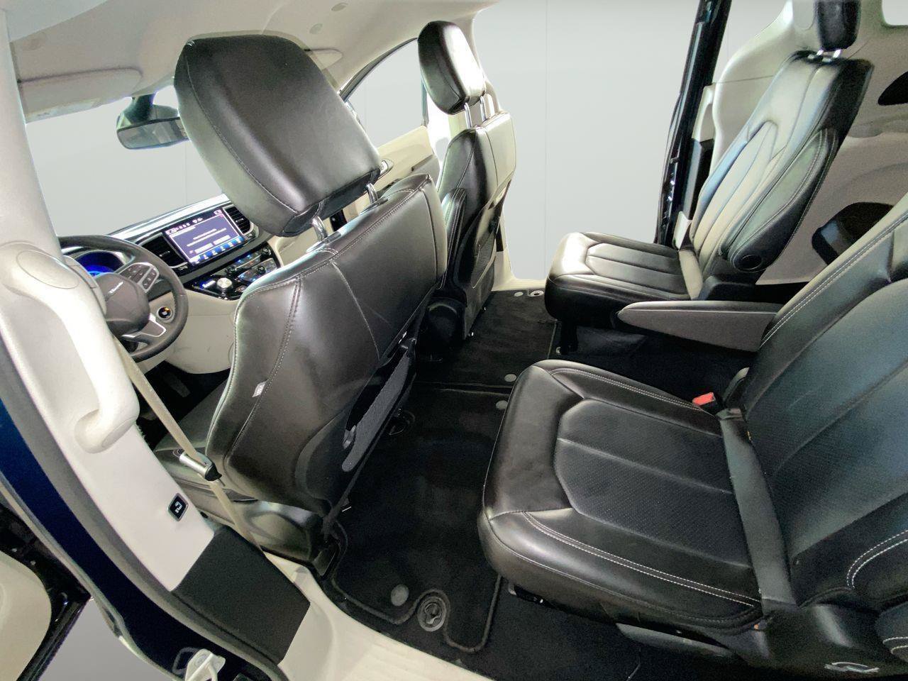 Used 2023 Chrysler Pacifica Touring-L FWD image 14