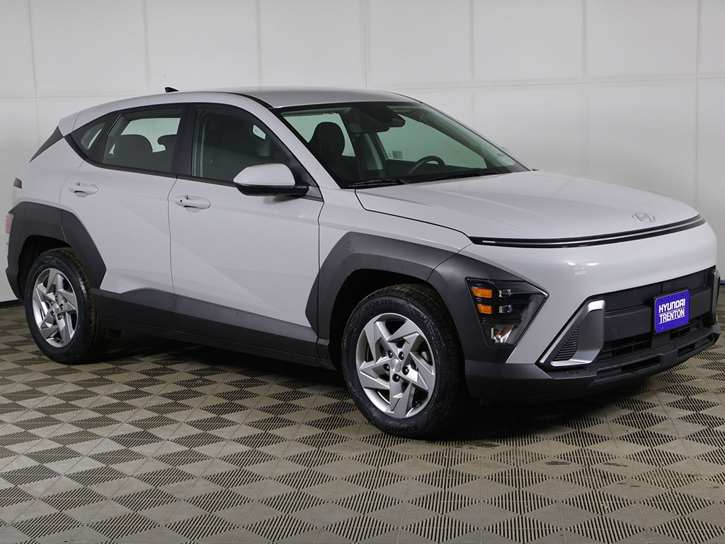 Certified 2025 Hyundai Kona SE FWD image 2