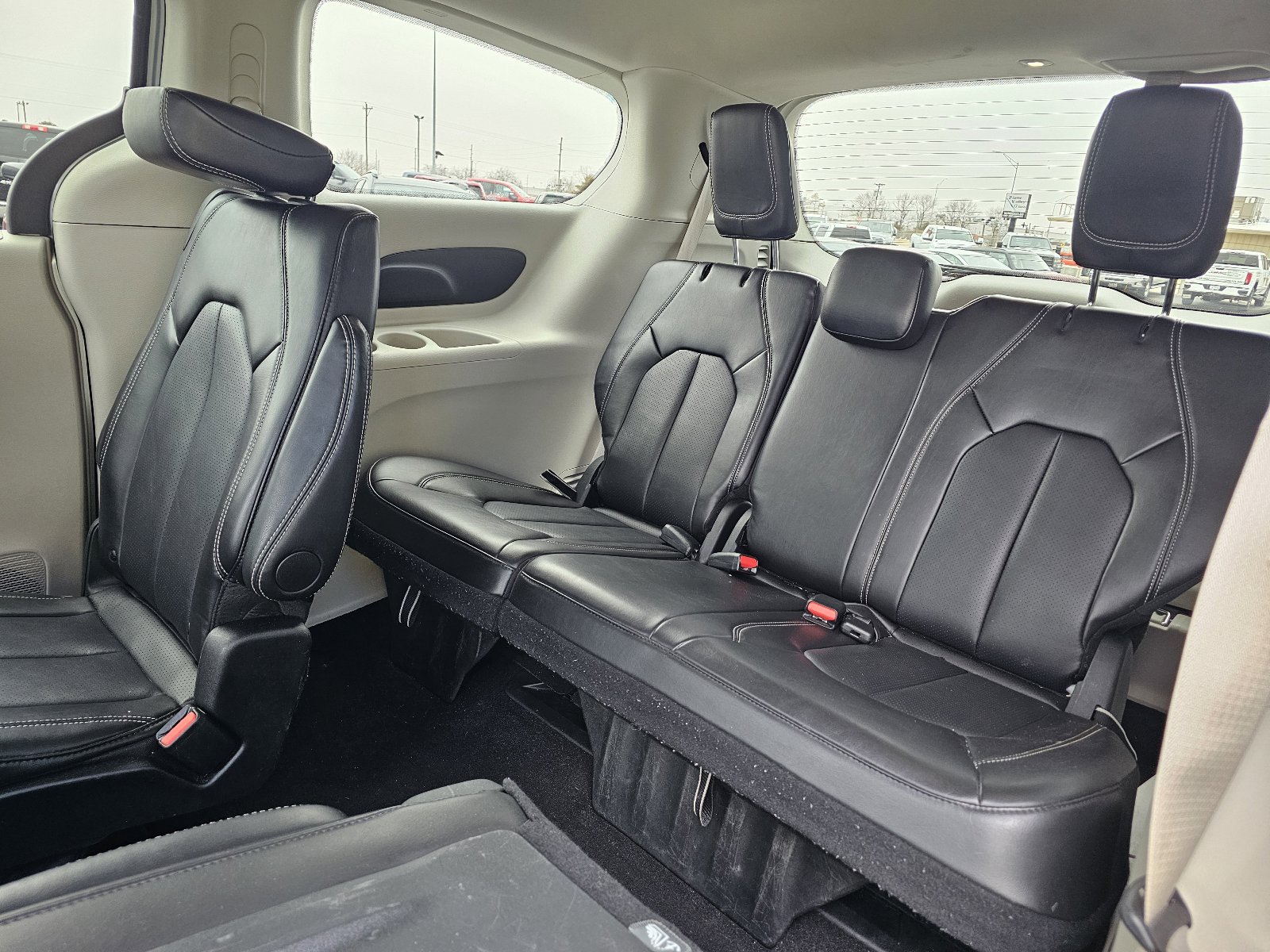 Used 2024 Chrysler Pacifica Touring-L FWD image 13
