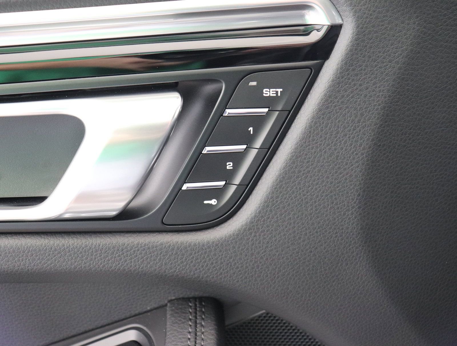 Certified 2025 Porsche Macan AWD/4WD image 30