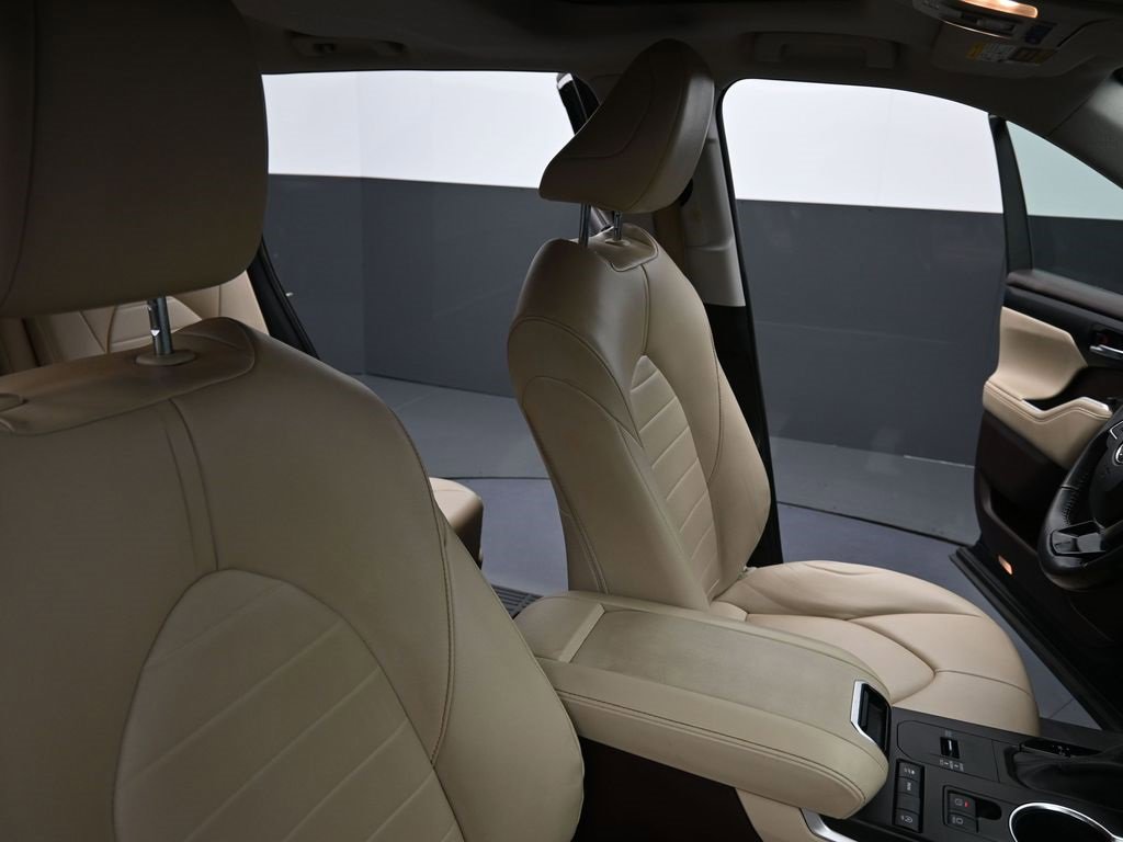 Certified 2021 Toyota Highlander XLE image 20