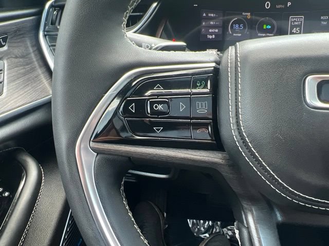 Used 2023 Jeep Grand Cherokee Overland w/ Luxury Tech Group IV AWD/4WD image 10