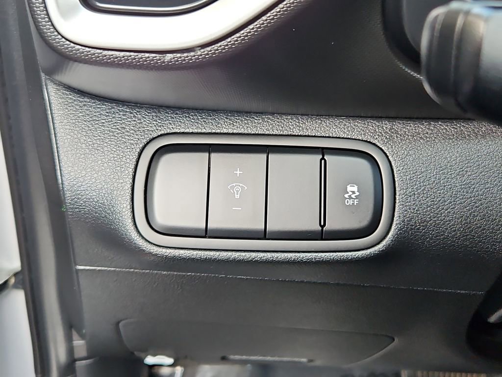 Used 2025 Hyundai Venue SEL image 14