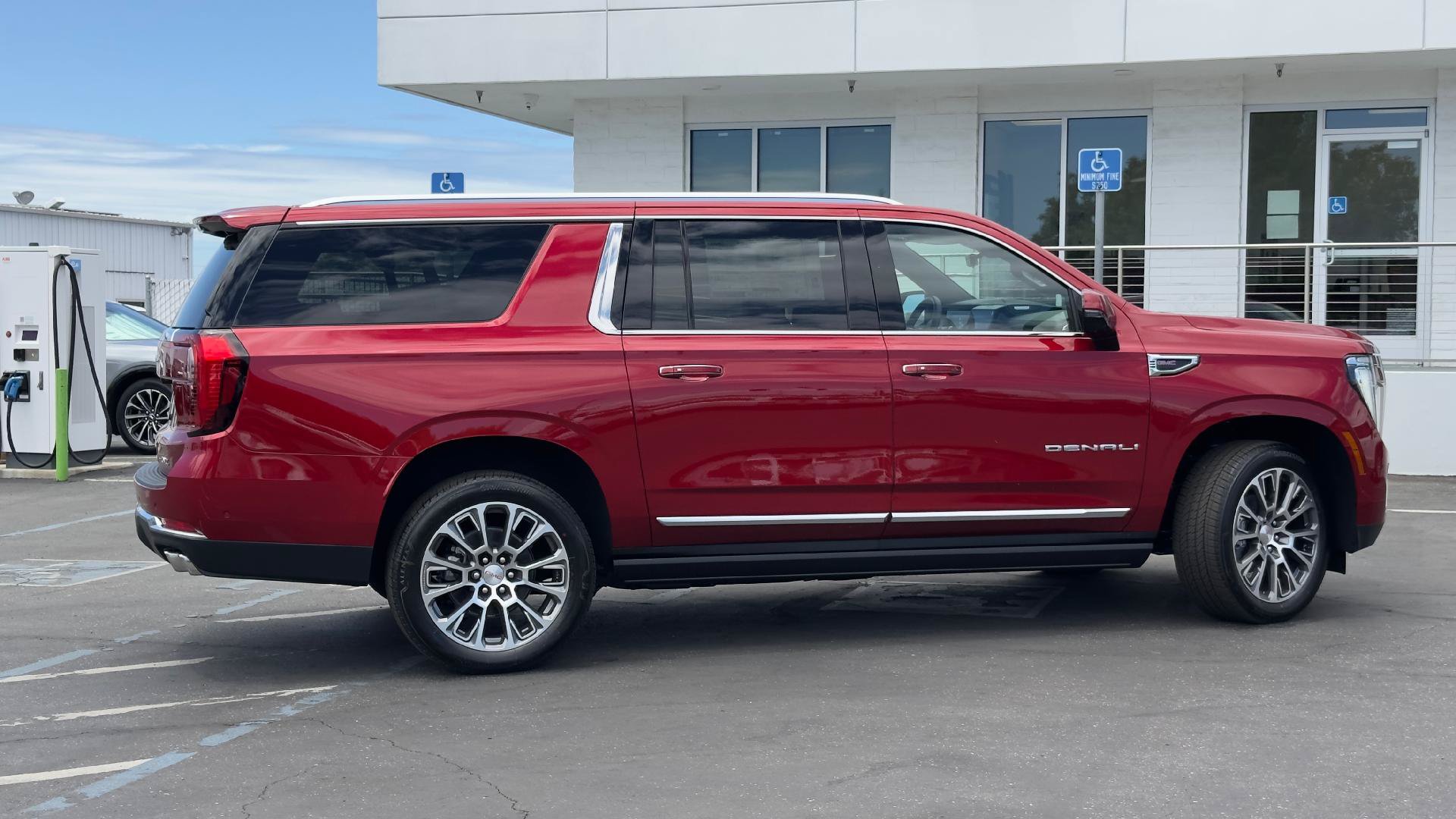 New 2026 GMC Yukon XL Denali w/ Denali Reserve Package AWD/4WD image 4