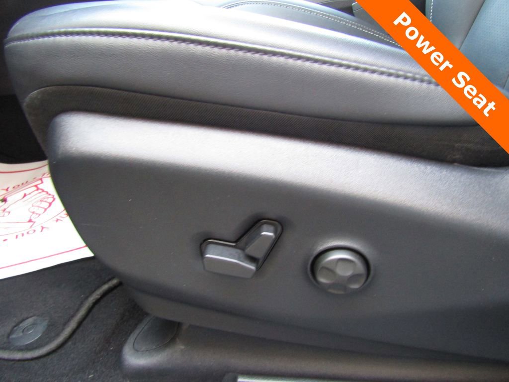 Used 2025 Chrysler Pacifica Select FWD image 7