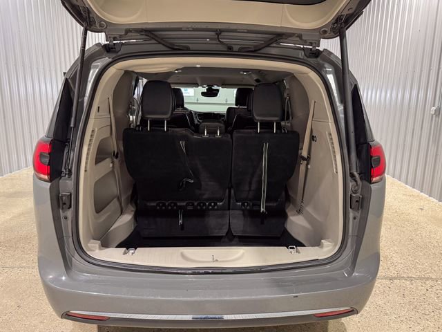 Used 2022 Chrysler Pacifica Touring-L image 5