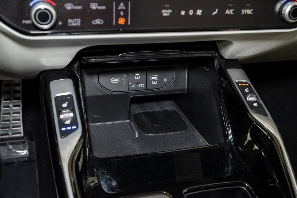 Certified 2025 Kia Sorento SX Prestige AWD/4WD image 22