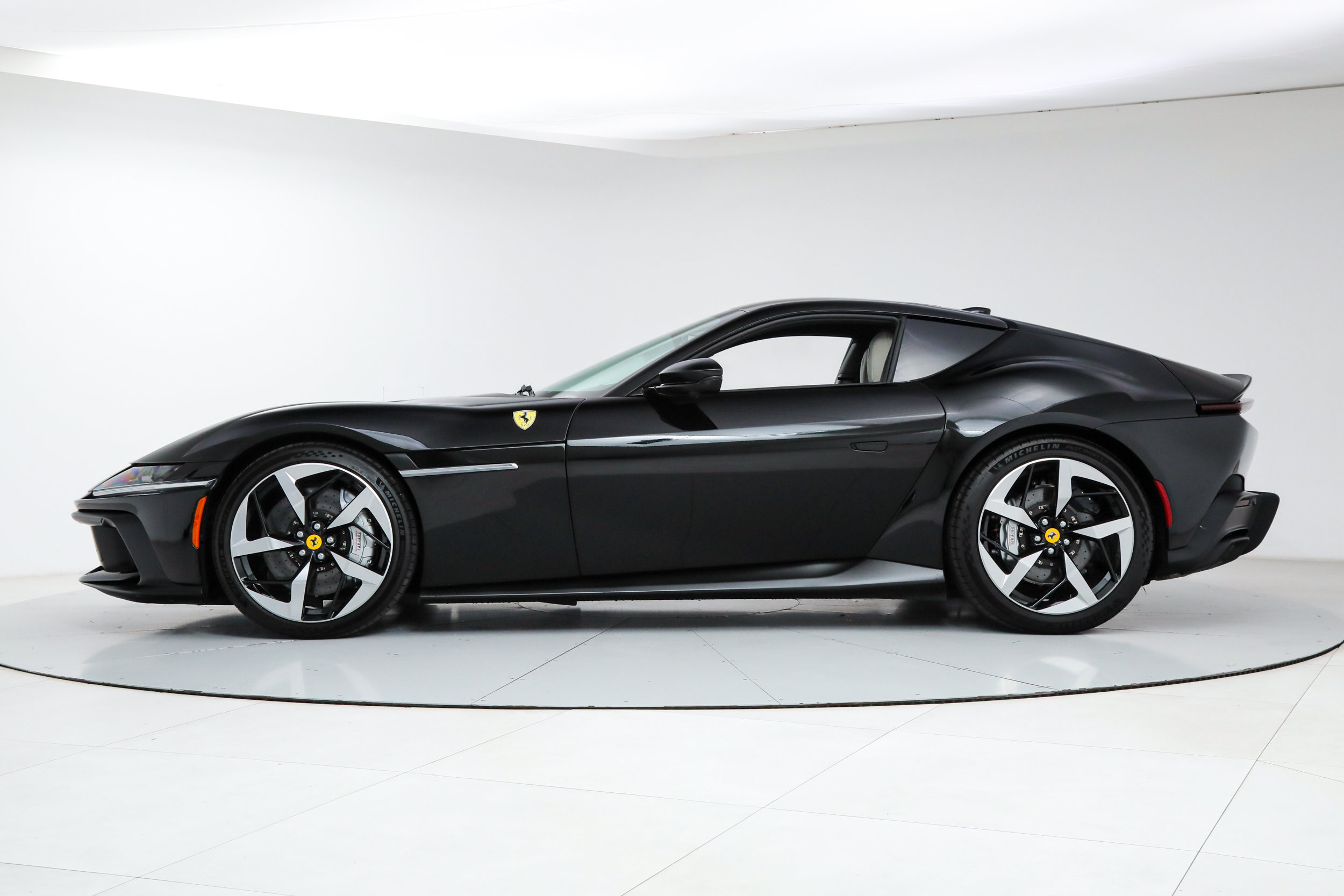 Certified 2025 Ferrari 12Cilindri RWD image 3