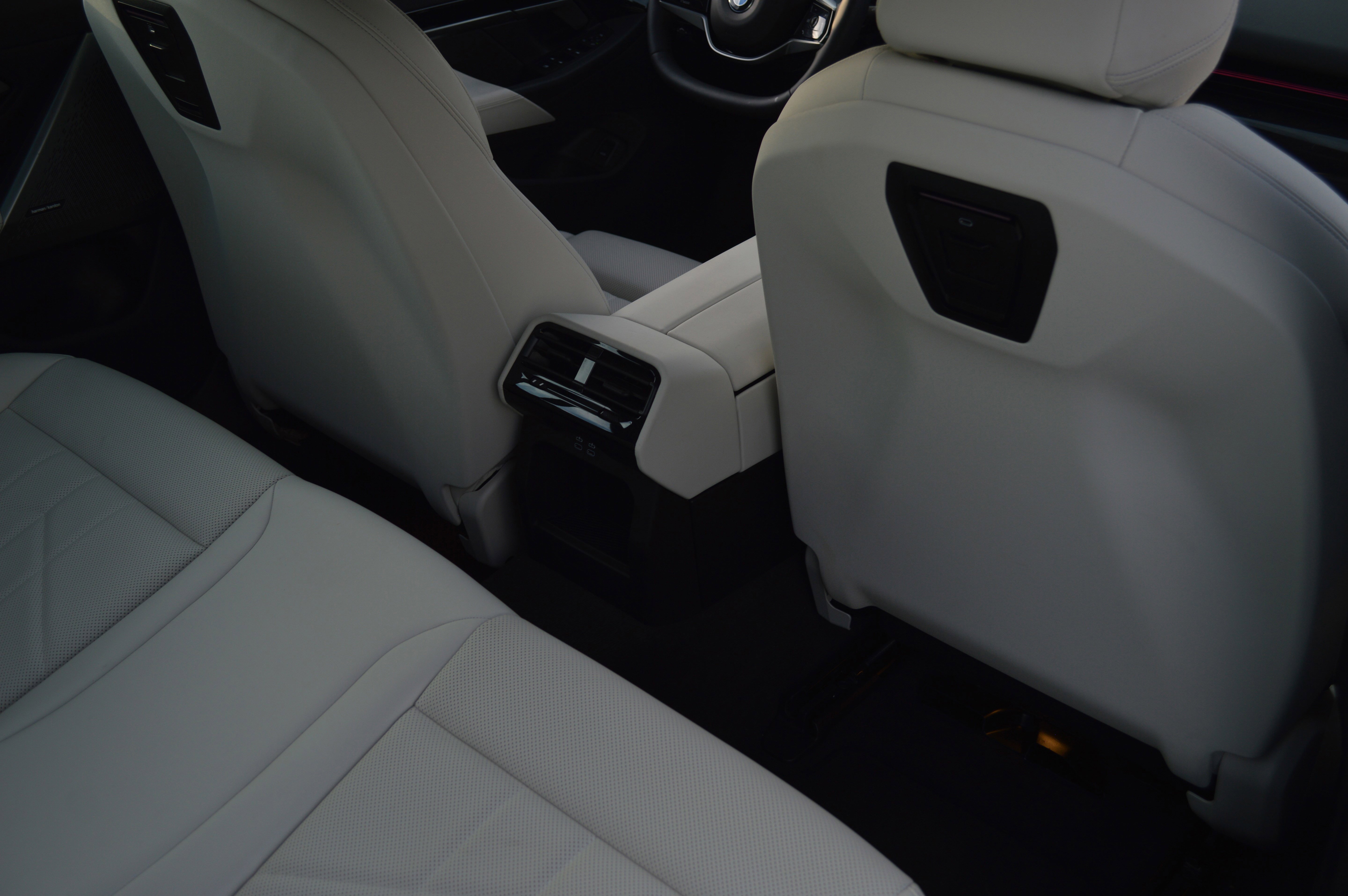 Used 2025 BMW 530i xDrive w/ Premium Package image 31