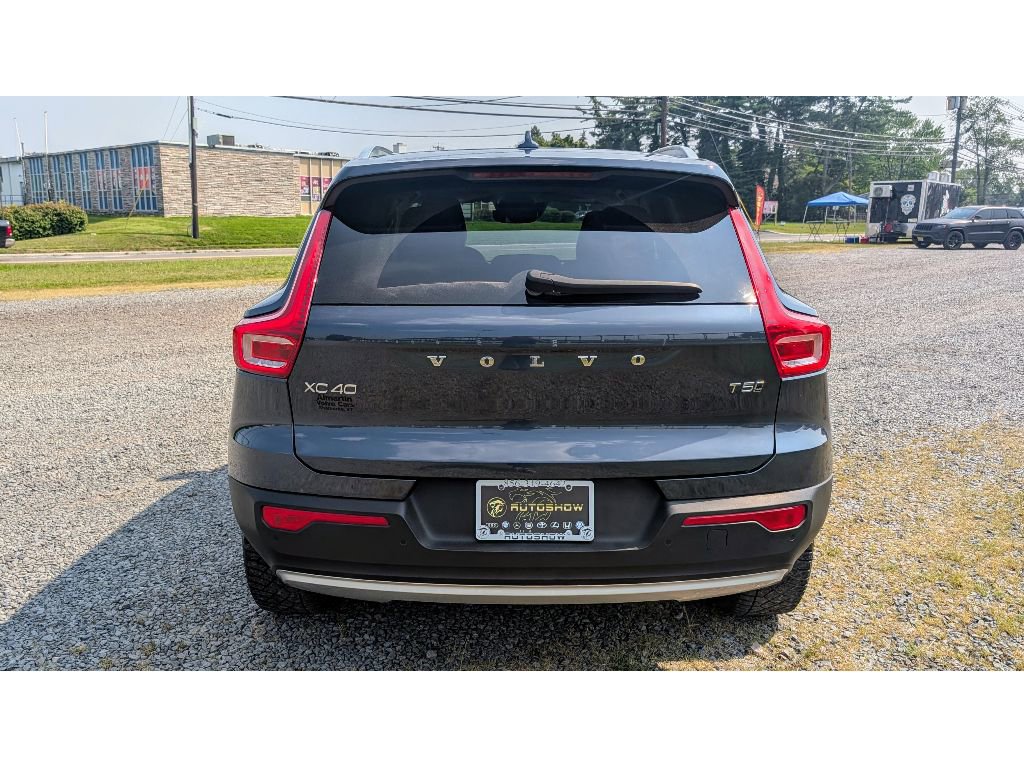 Used 2022 Volvo XC40 T5 Momentum image 6