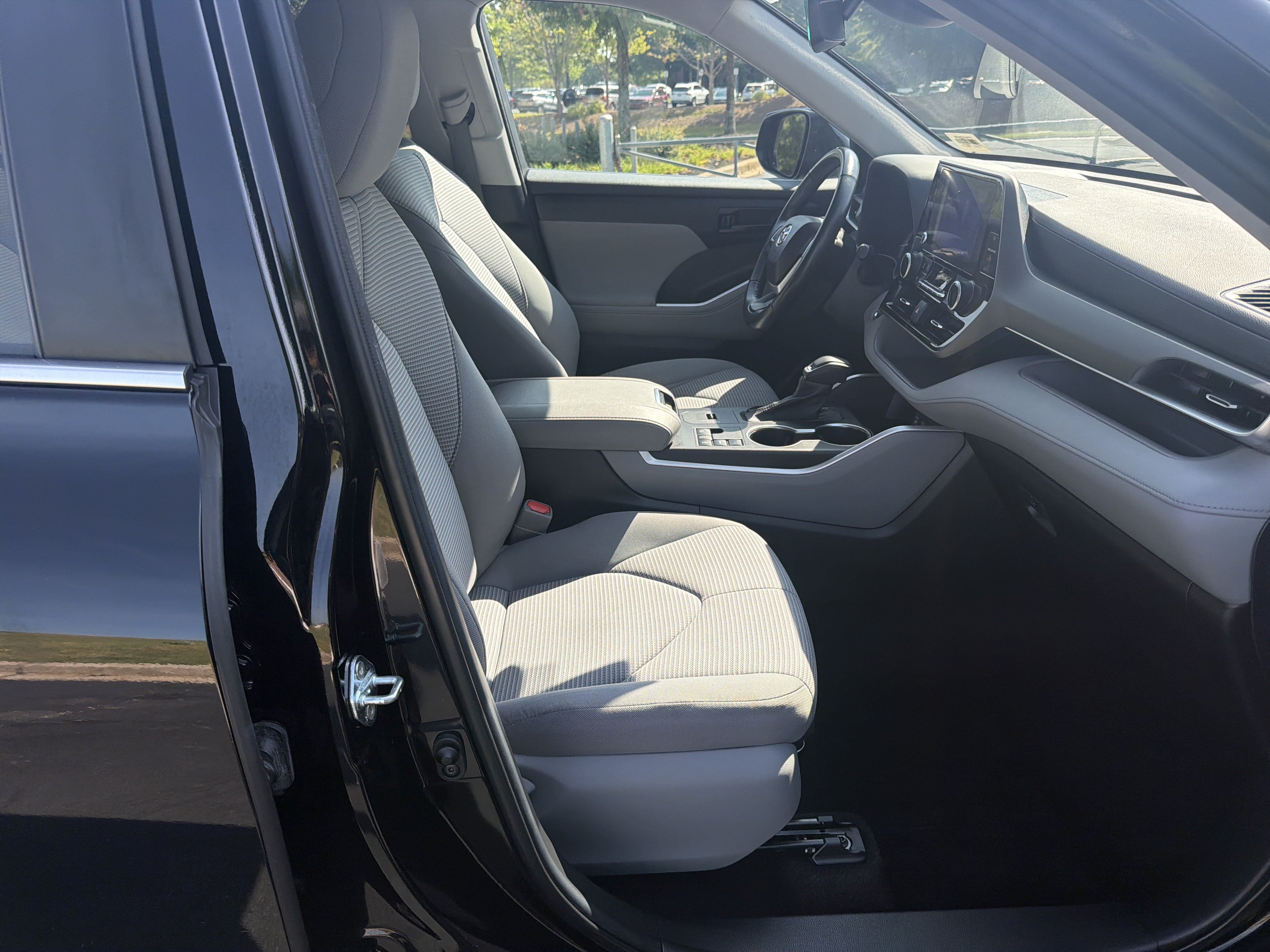 Used 2023 Toyota Highlander LE FWD image 31
