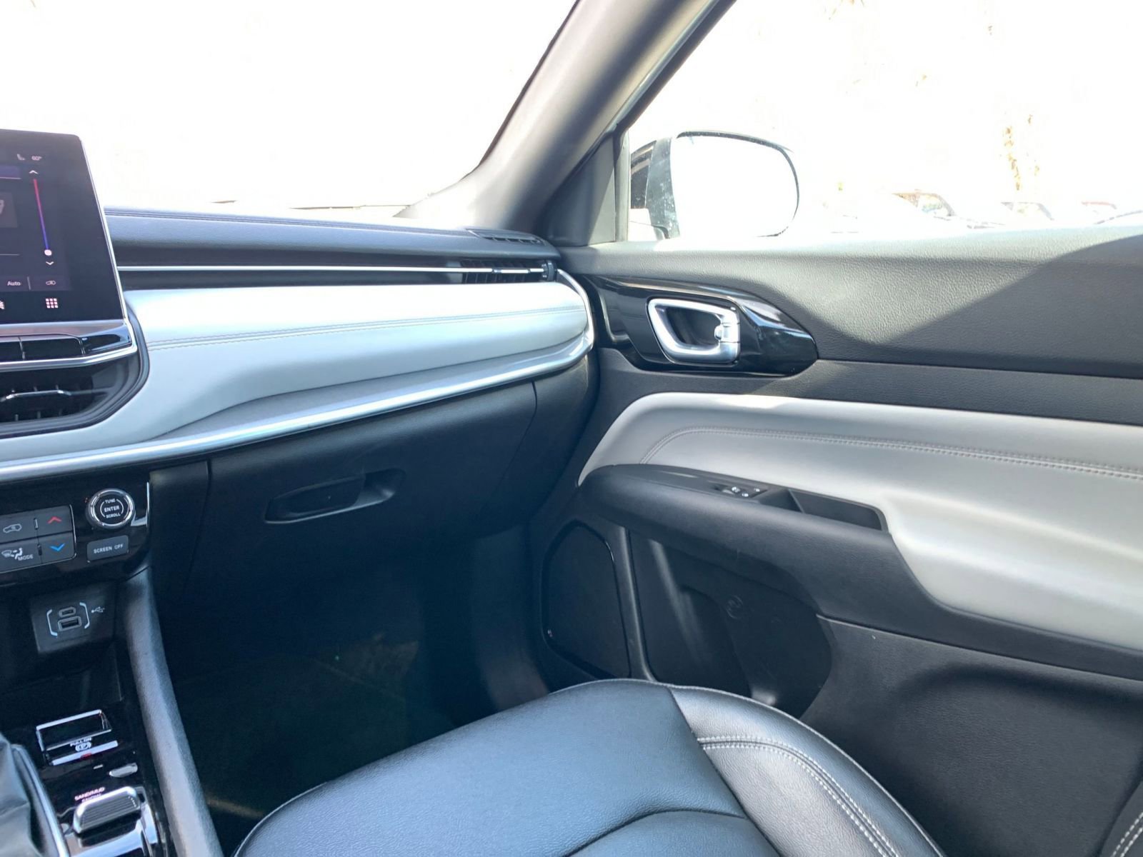 Used 2025 Jeep Compass Limited image 36