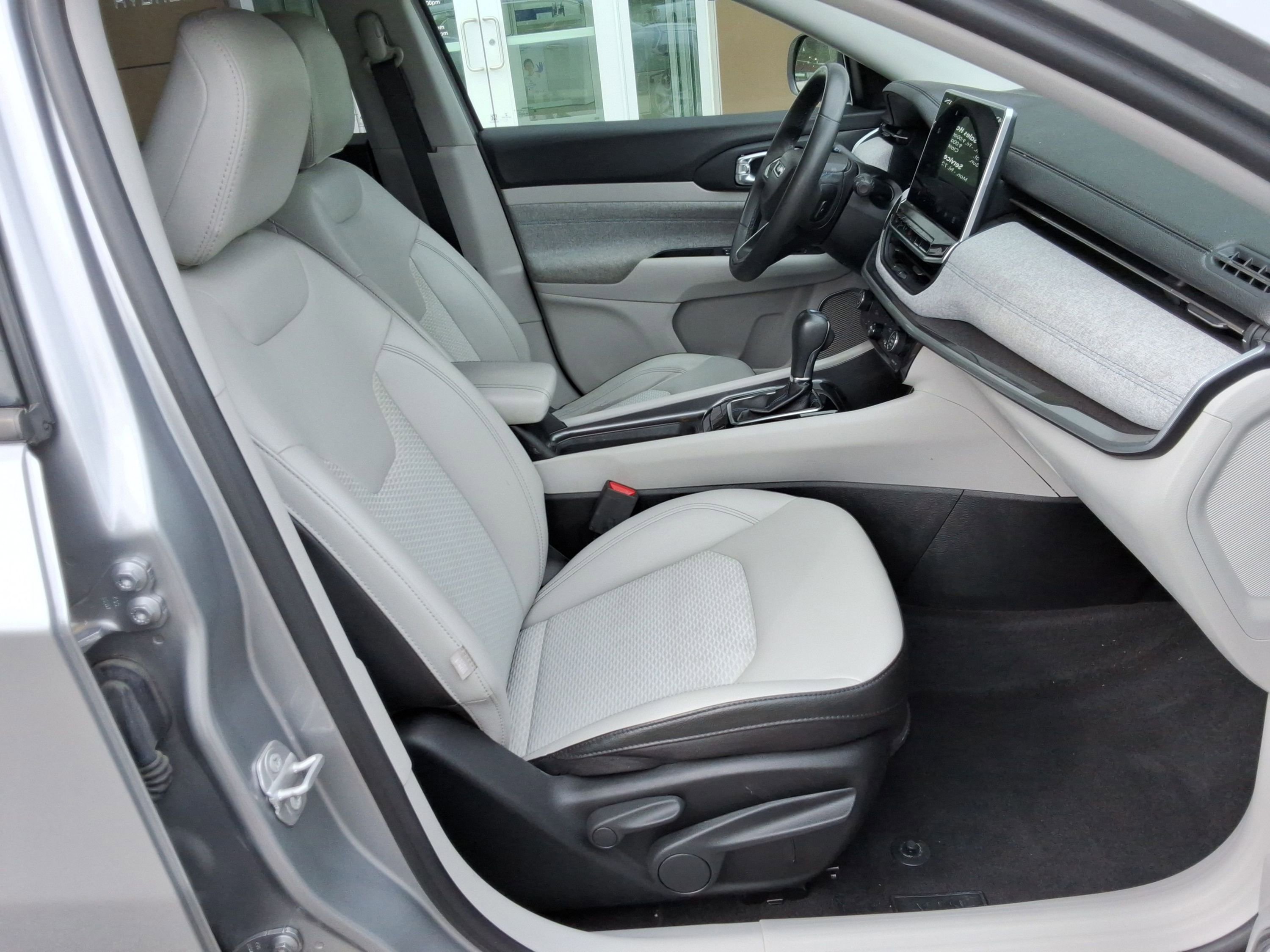 Used 2022 Jeep Compass Latitude FWD image 32