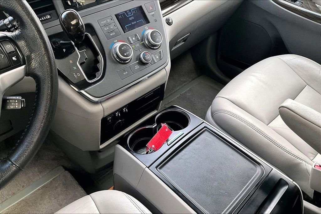 Used 2015 Toyota Sienna XLE w/ XLE Navigation Package image 18