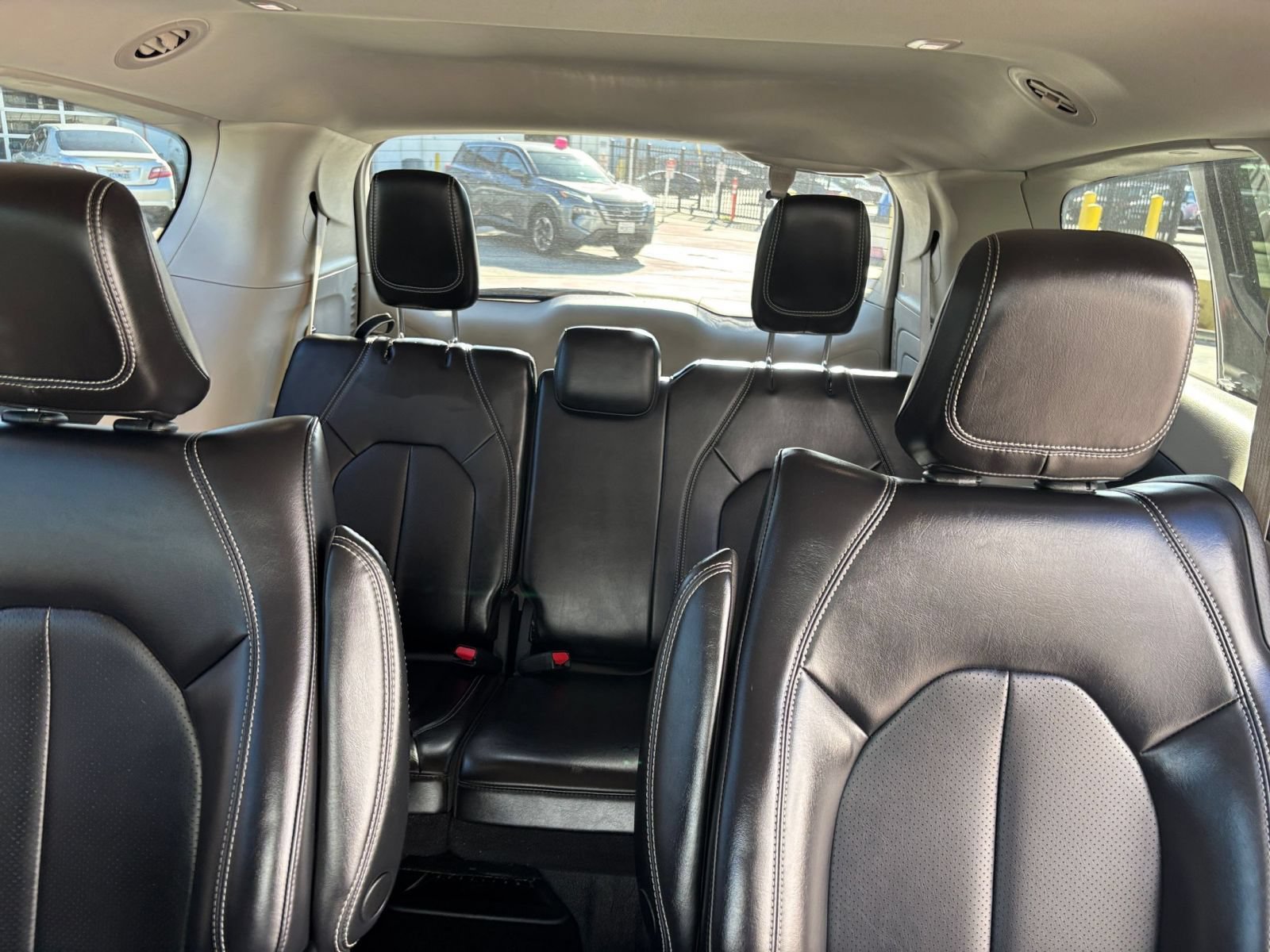 Used 2023 Chrysler Pacifica Touring-L FWD image 32